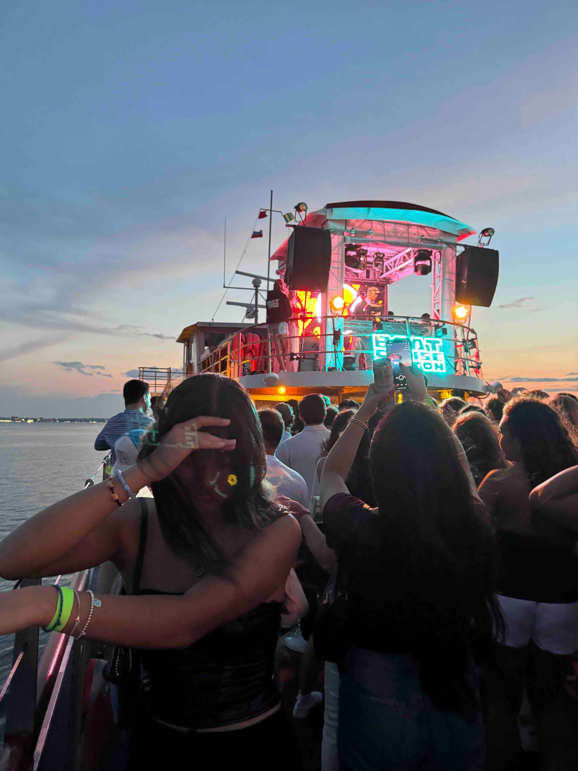 Messy wind messy hair